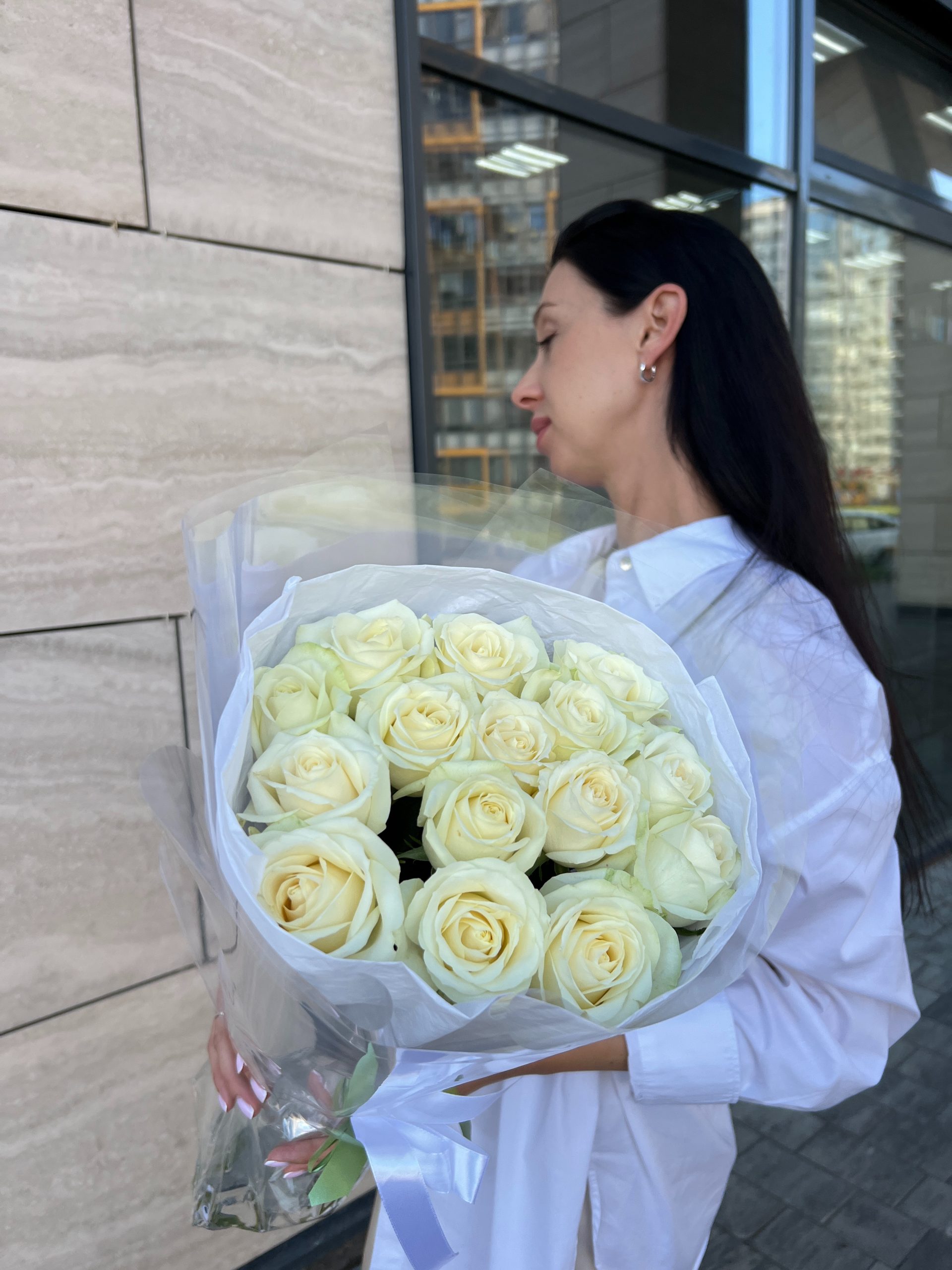 15 белых роз 60 см, Россия