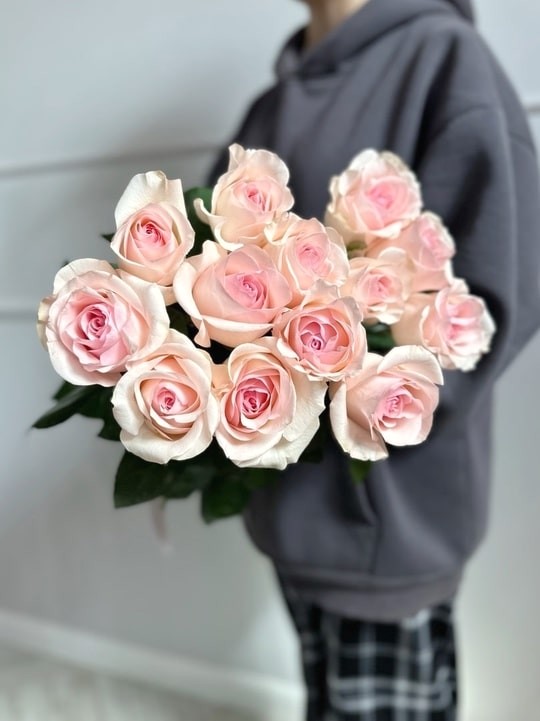 Букет из 13 розовых роз «Бархатные грани»