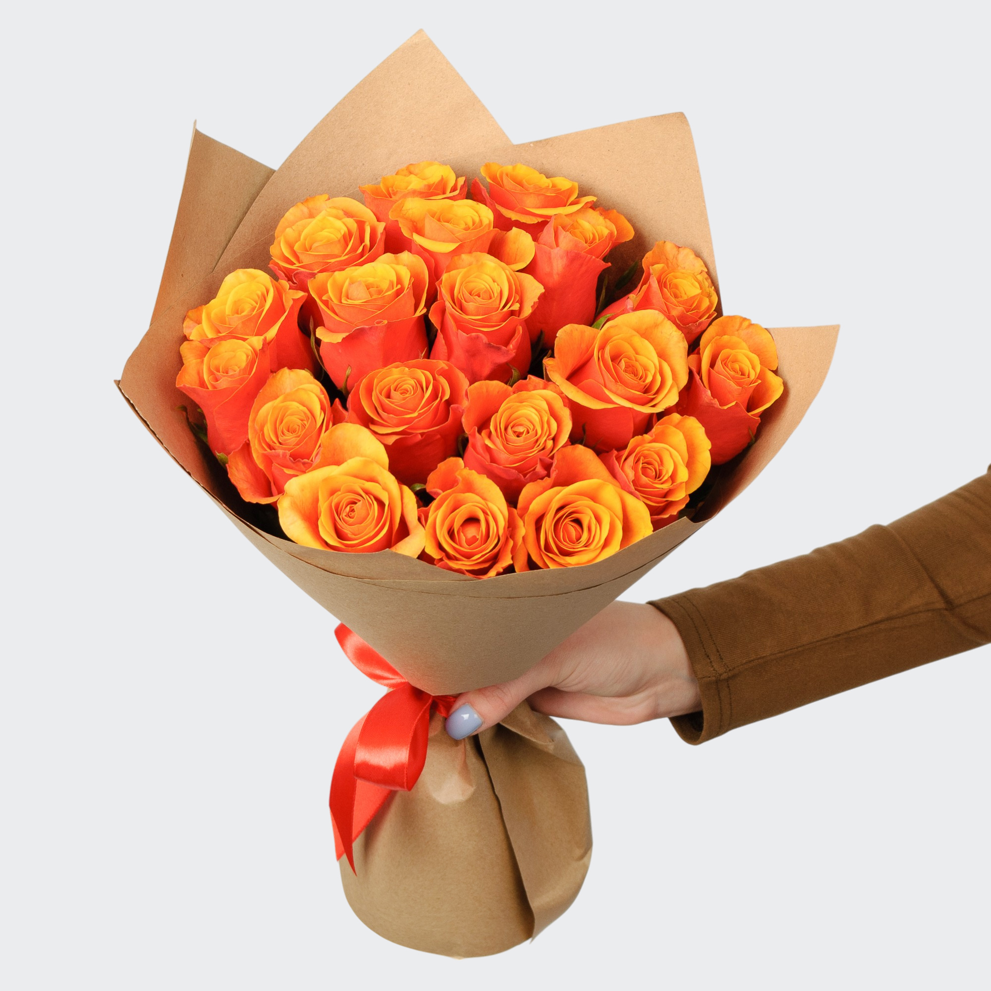 Букет из 19 оранжевых роз в серой пленке