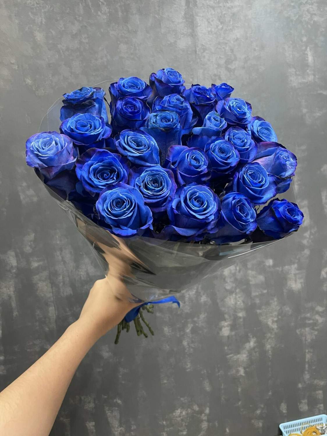 Букет из 3 синих розы в пленке, 50 см, Россия