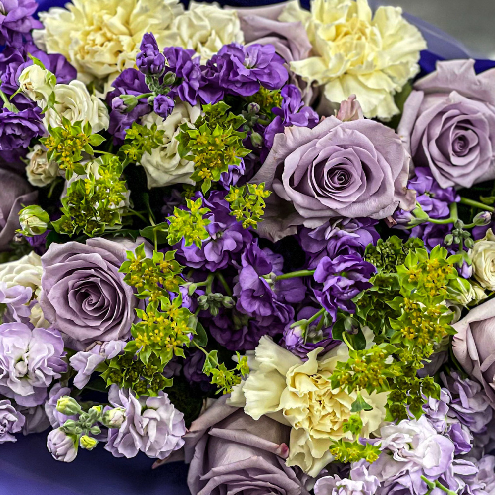 Букет из роз, гвоздик, маттиол, хризантемы «Очаровательный микс»